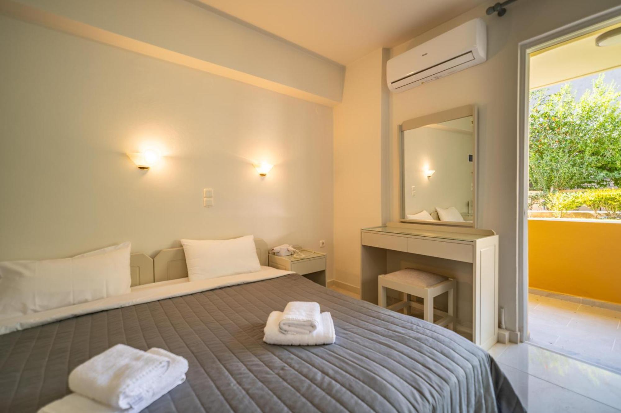 Manos Beachside Apartments Агия-Марина Экстерьер фото