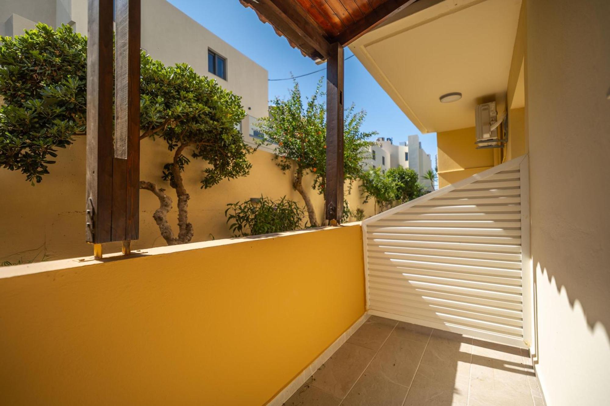 Manos Beachside Apartments Агия-Марина Экстерьер фото