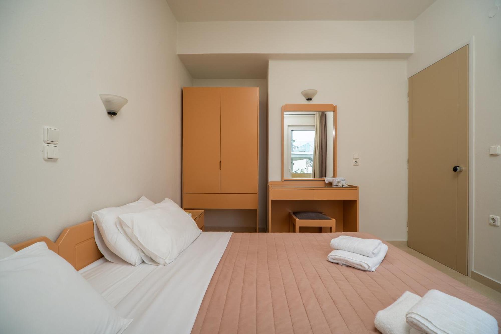 Manos Beachside Apartments Агия-Марина Номер фото