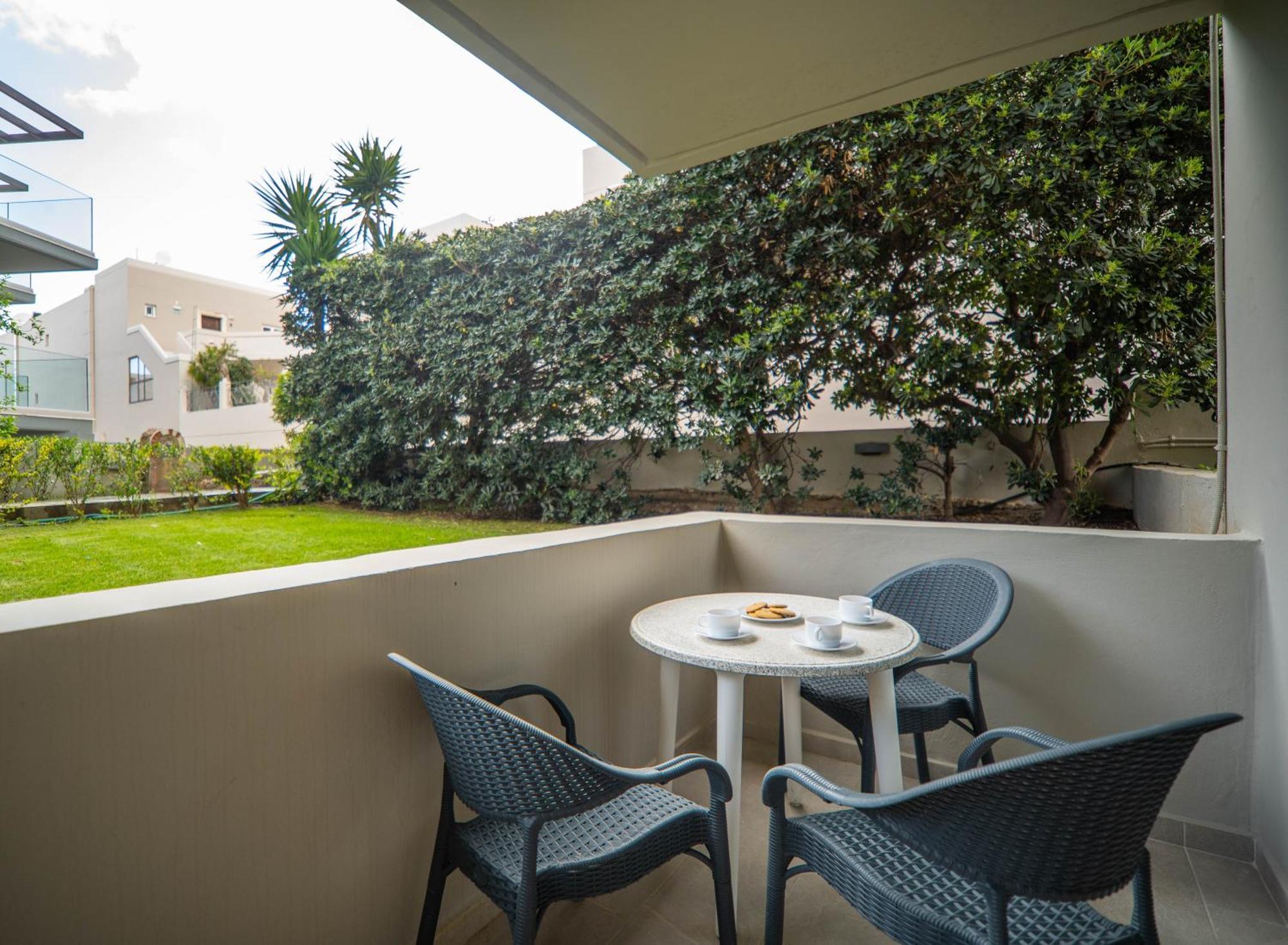 Manos Beachside Apartments Агия-Марина Экстерьер фото
