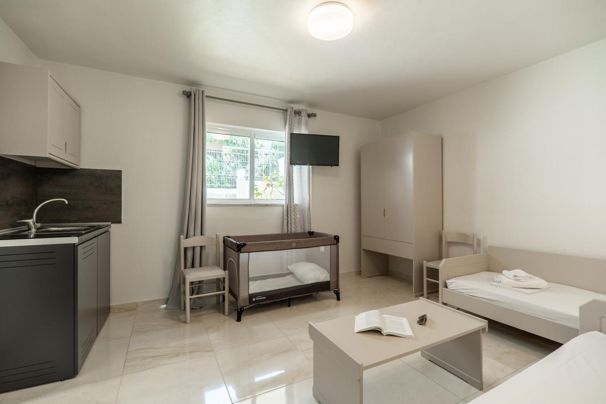 Manos Beachside Apartments Агия-Марина Номер фото