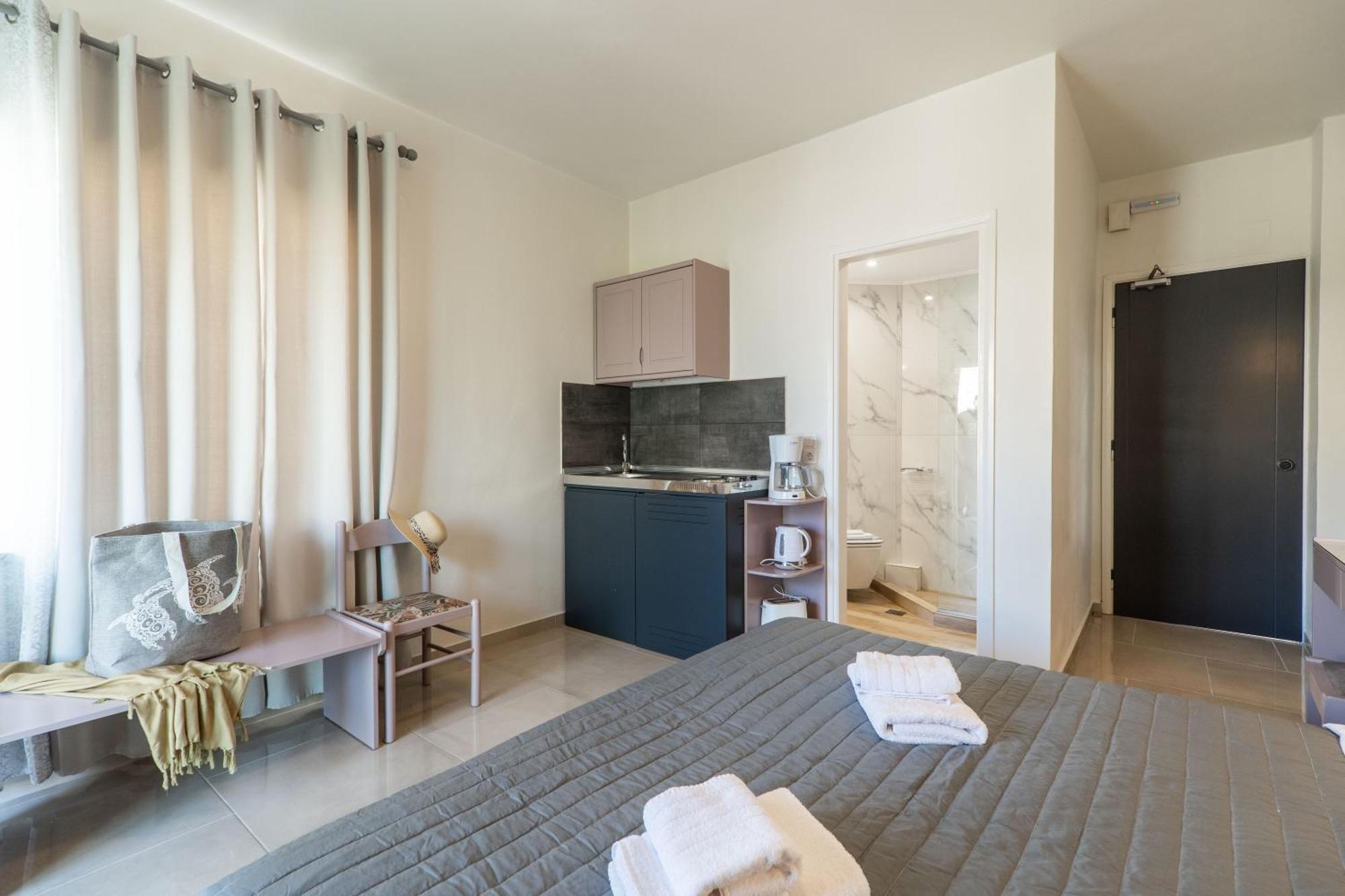 Manos Beachside Apartments Агия-Марина Экстерьер фото