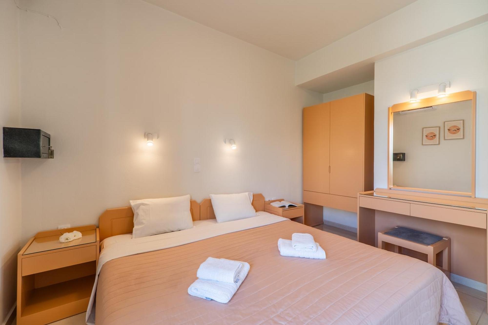 Manos Beachside Apartments Агия-Марина Номер фото